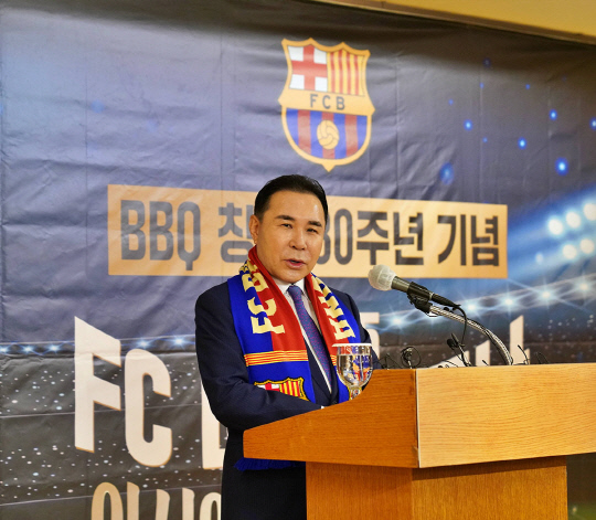 윤홍근 제너시스BBQ 회장이 10일 서울 소공동 롯데호텔에서 열린 창사 30주년 기념 기자간담회에서 발언하고 있다. 제너시스BBQ 제공